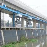 رف القمامة لمدخل محطة توليد الكهرباء